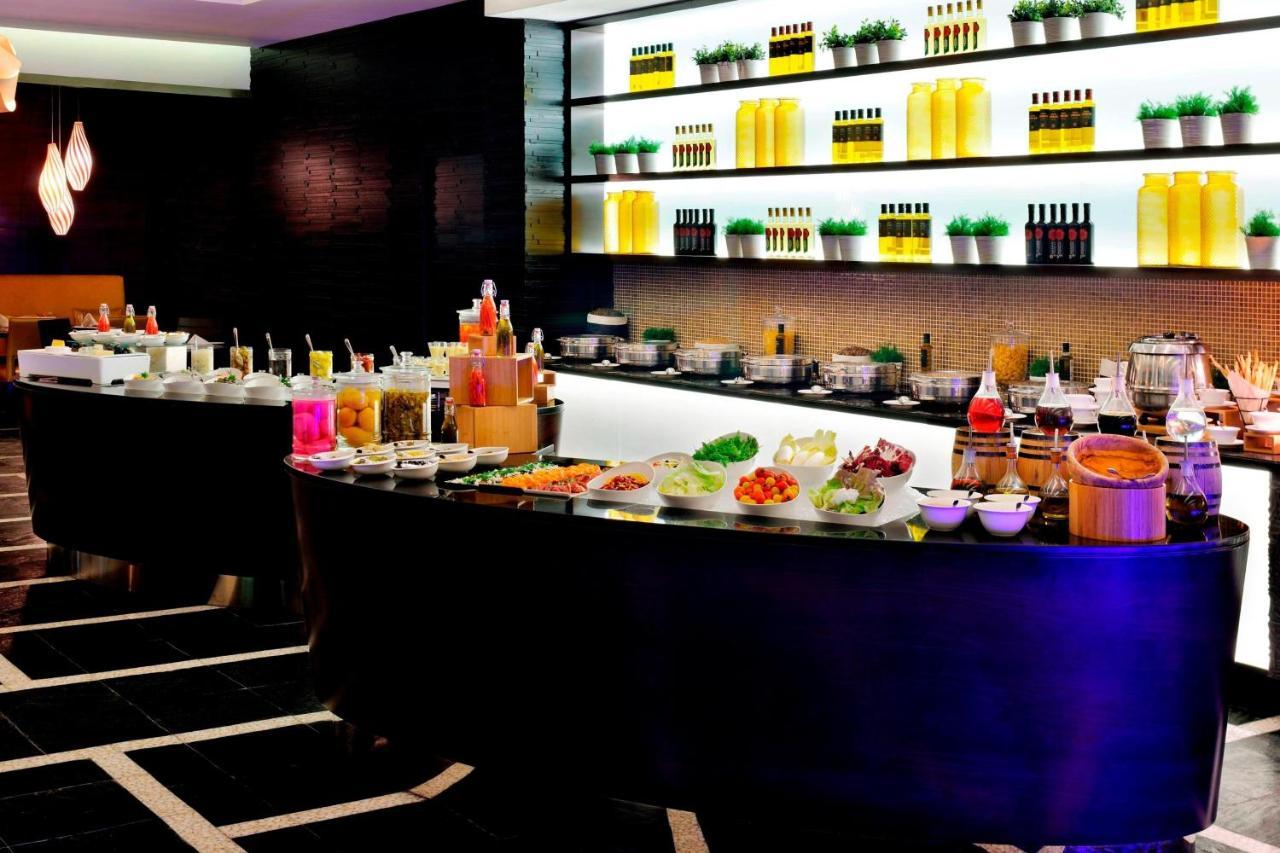 Marriott Executive Apartments Al Jaddaf, Dubaj Exteriér fotografie A buffet at a hotel