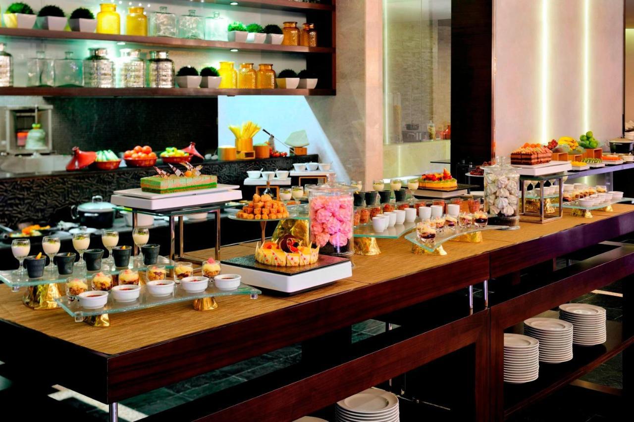 Marriott Executive Apartments Al Jaddaf, Dubaj Exteriér fotografie A dessert buffet