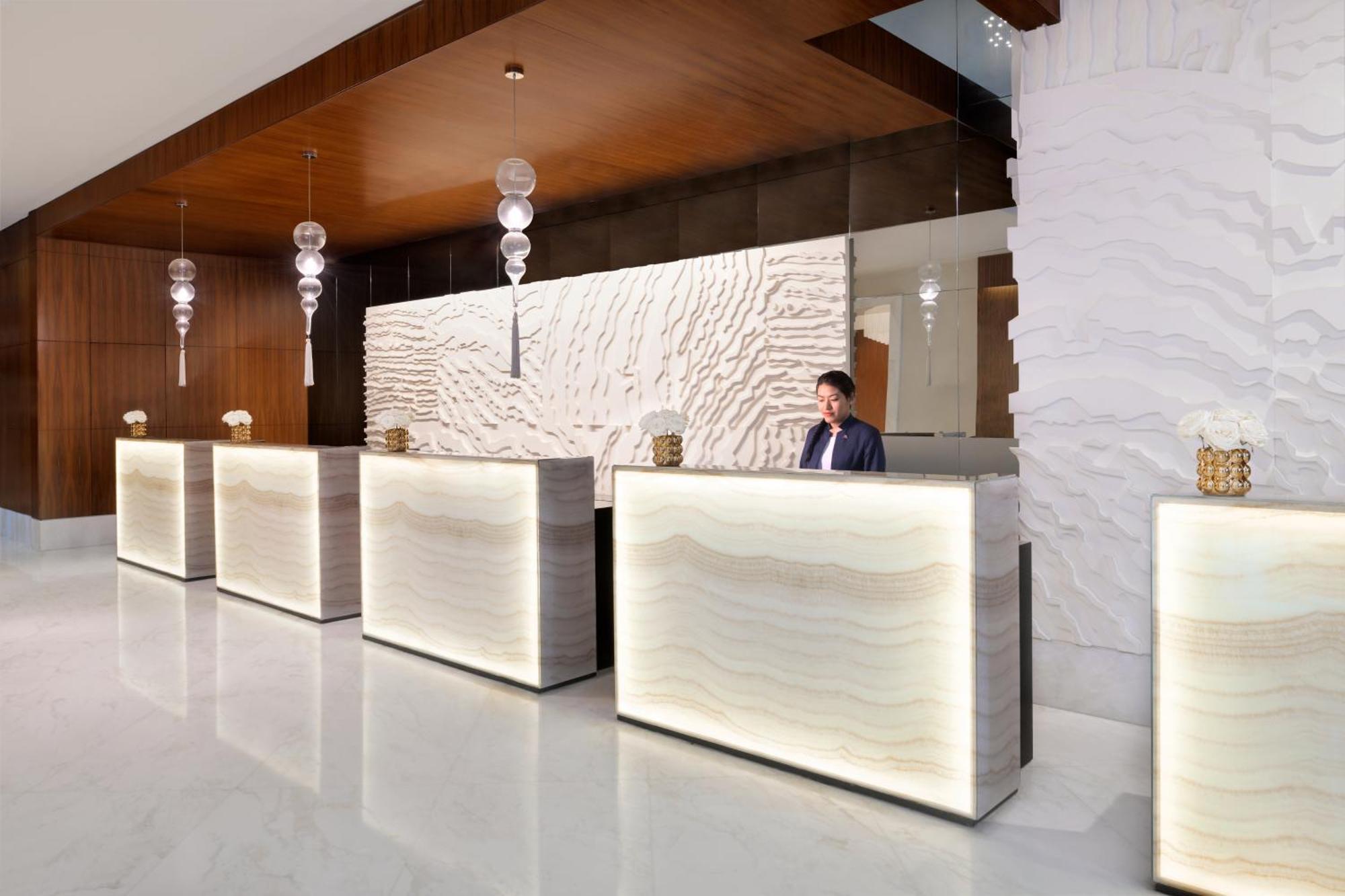 Marriott Executive Apartments Al Jaddaf, Dubaj Exteriér fotografie The lobby of the Ritz-Carlton, Dubai
